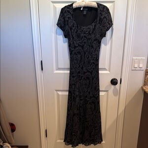 Elegant Black Maxi Sheath Dress with Scoop Neck and Short Sleeves